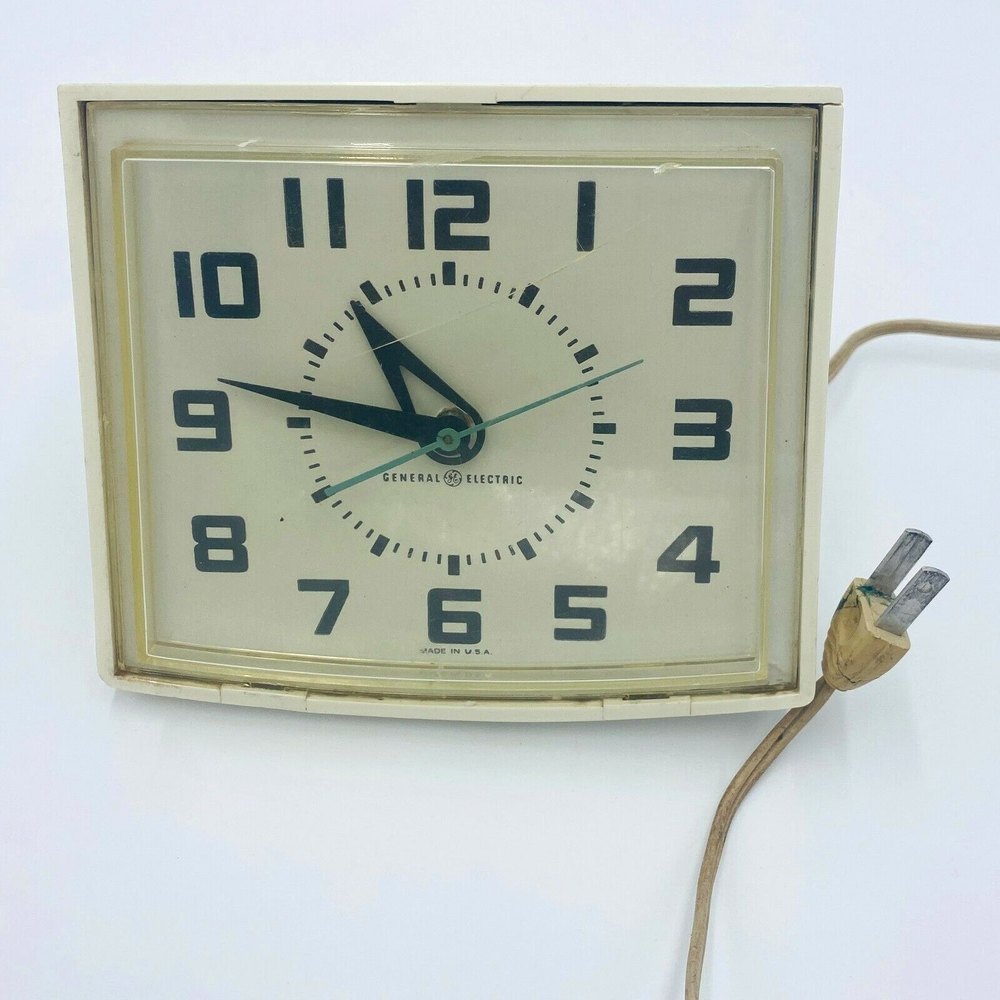 Vintage General Electric Clock Plug in Clock, Model 2170, Made in USA